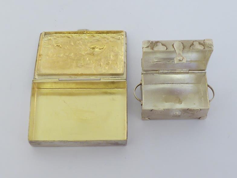 A Continental silver pill box with English import marks for London, 1980, rectangular with relief- - Image 2 of 6