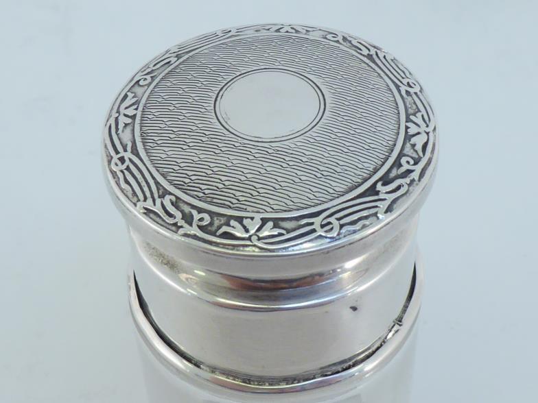 A silver-mounted glass smelling salts bottle with tortoiseshell top to cover inlaid with silver - Image 3 of 8