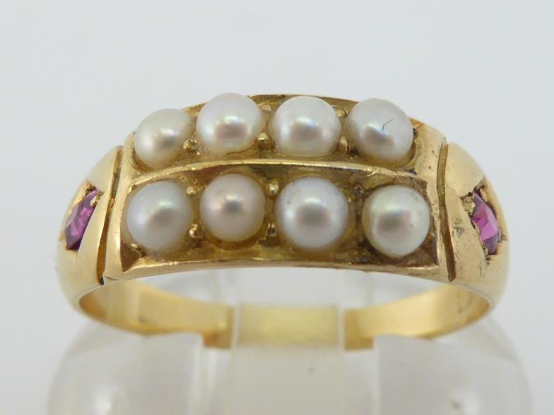 A late Victorian 18 carat gold split pearl and ruby ring, set to the centre with two rows of 2. - Bild 2 aus 4