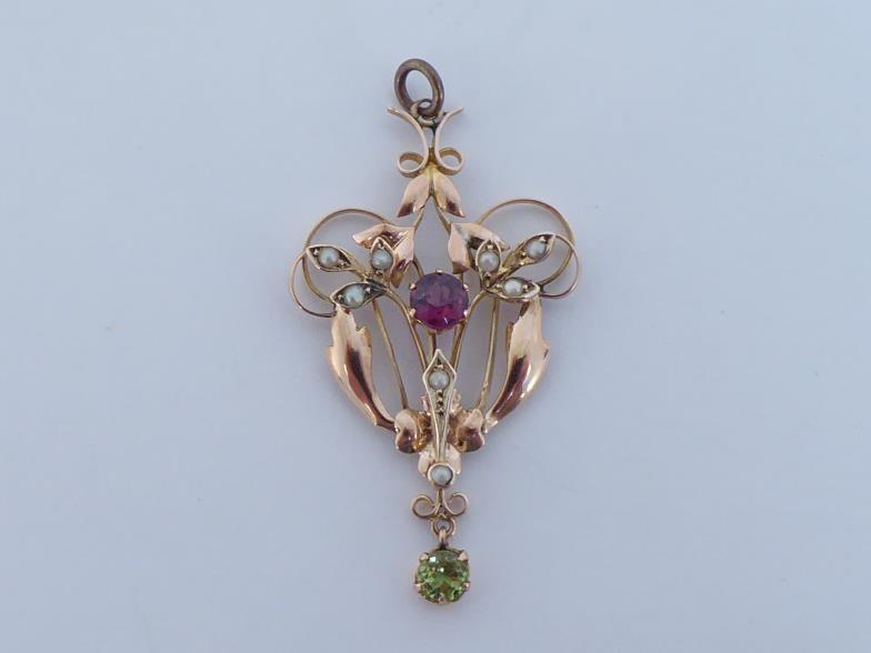 An Edwardian garnet, peridot and seed pearl pendant, the central round cut garnet 4.8mm, within a - Image 2 of 5