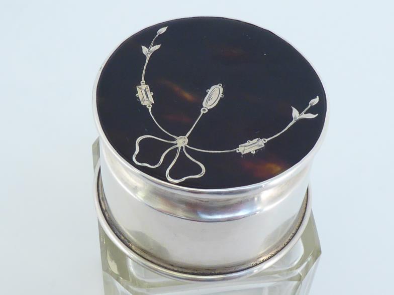 A silver-mounted glass smelling salts bottle with tortoiseshell top to cover inlaid with silver - Image 2 of 8