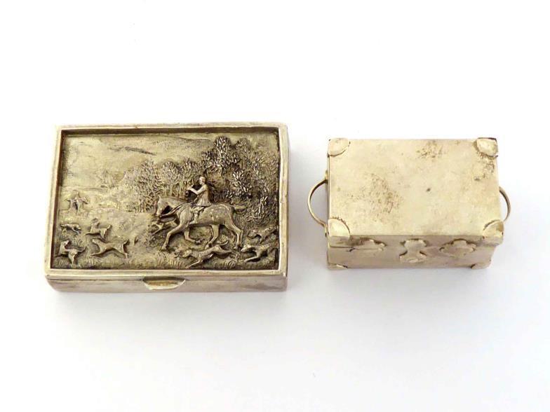 A Continental silver pill box with English import marks for London, 1980, rectangular with relief-