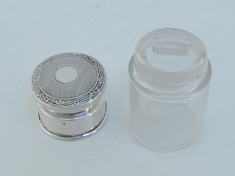 A silver-mounted glass smelling salts bottle with tortoiseshell top to cover inlaid with silver - Image 8 of 8