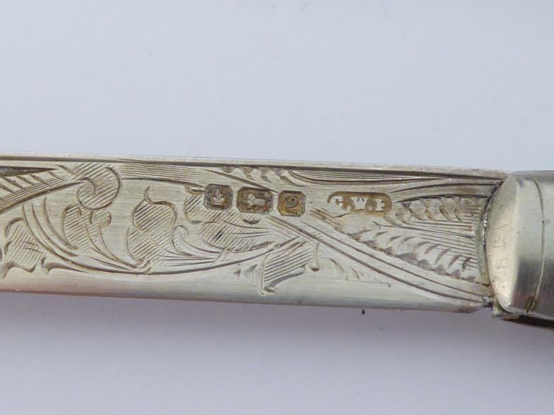 A group of small silver items comprising:- three silver-bladed folding fruit knives with pique- - Image 2 of 3