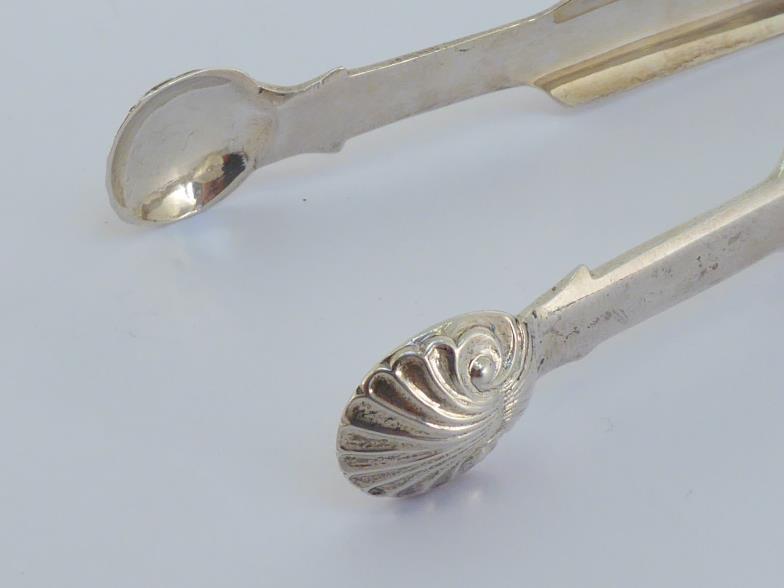 A pair of Scottish Provincial silver sugar tongs by Robert Keay & Son, Perth, circa 1825 (working - Image 3 of 4
