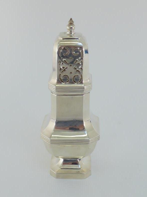 A silver sugar caster, maker's mark of B.P.Co., London, 1973, octagonal with ribbed bands, 18 cm. - Image 2 of 6