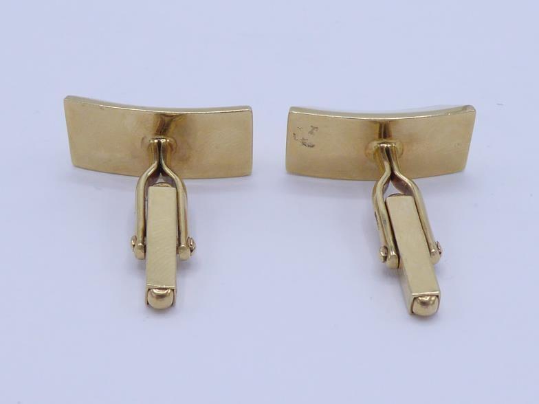 A pair of tourmaline cufflinks, the curved rectangular bars set to the centre with a line of calibre - Image 2 of 4