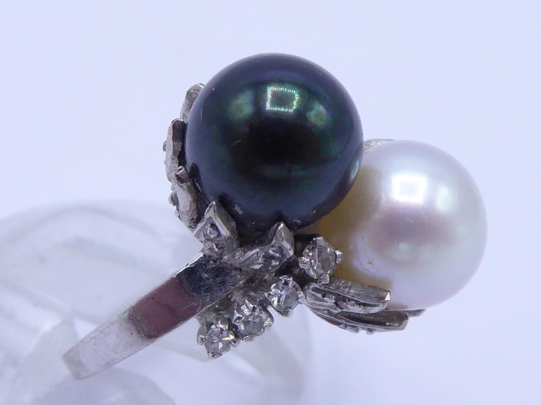 A two colour pearl and diamond ring, the cross over mount with an 8.2mm black and white pearl, a - Image 2 of 3