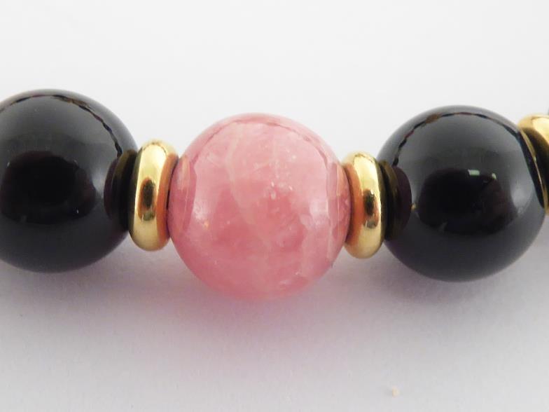 A yellow metal (test 14 carat gold), onyx, cultured pearl and rhodochrosite bead bracelet, wire set, - Image 3 of 3