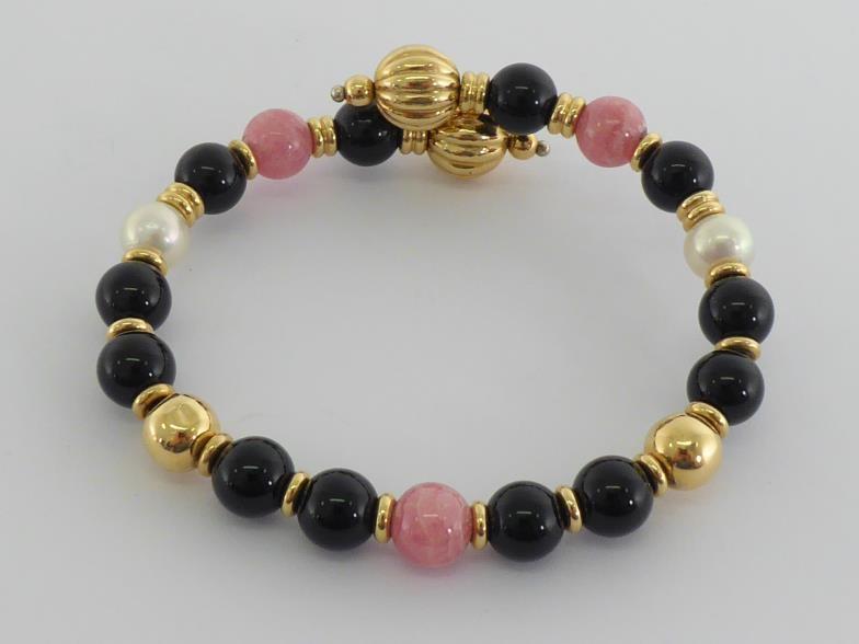 A yellow metal (test 14 carat gold), onyx, cultured pearl and rhodochrosite bead bracelet, wire set, - Image 2 of 3