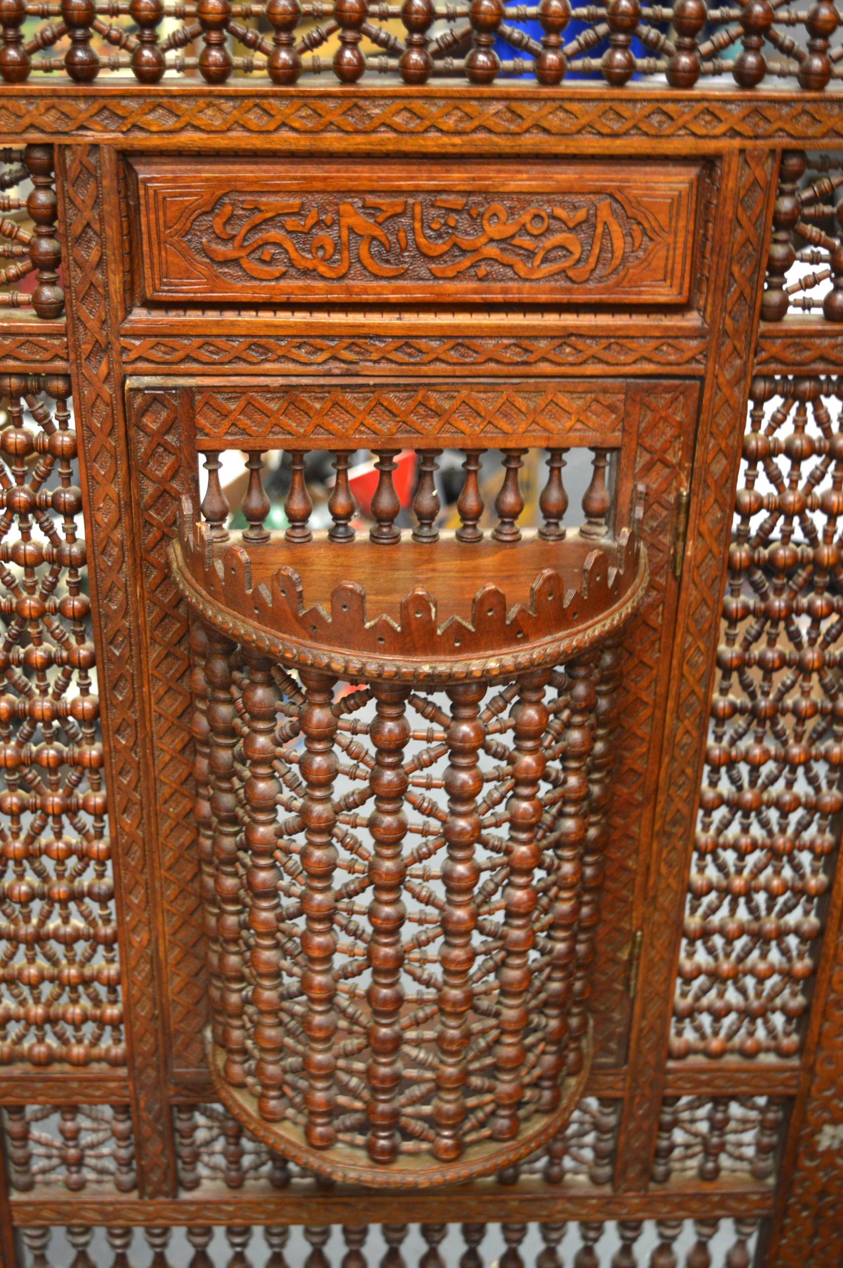 A VERY LARGE LIBERTY'S ISLAMIC INSPIRED WOODEN SCREEN decorated with calligraphy and mother of pearl - Image 2 of 4