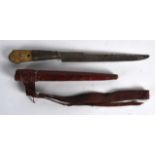 AN EARLY 20TH CENTURY HORN HANDLED DAGGER with leather sheath. 10.5ins long.