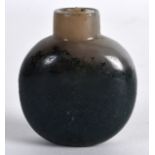 AN EARLY 20TH CENTURY CHINESE CARVED MOSS AGATE SNUFF BOTTLE with greyish body and green inclusions.