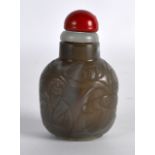 A 19TH CENTURY CHINESE CARVED AGATE SNUFF BOTTLE AND STOPPER decorated with a figure amongst