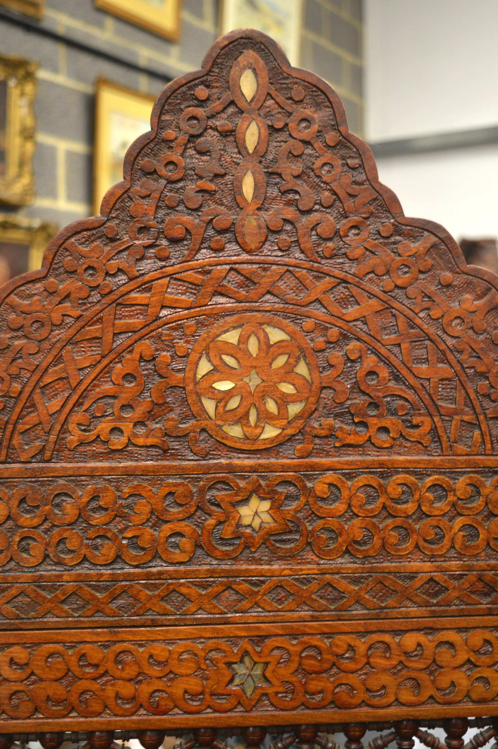 A VERY LARGE LIBERTY'S ISLAMIC INSPIRED WOODEN SCREEN decorated with calligraphy and mother of pearl - Image 3 of 4