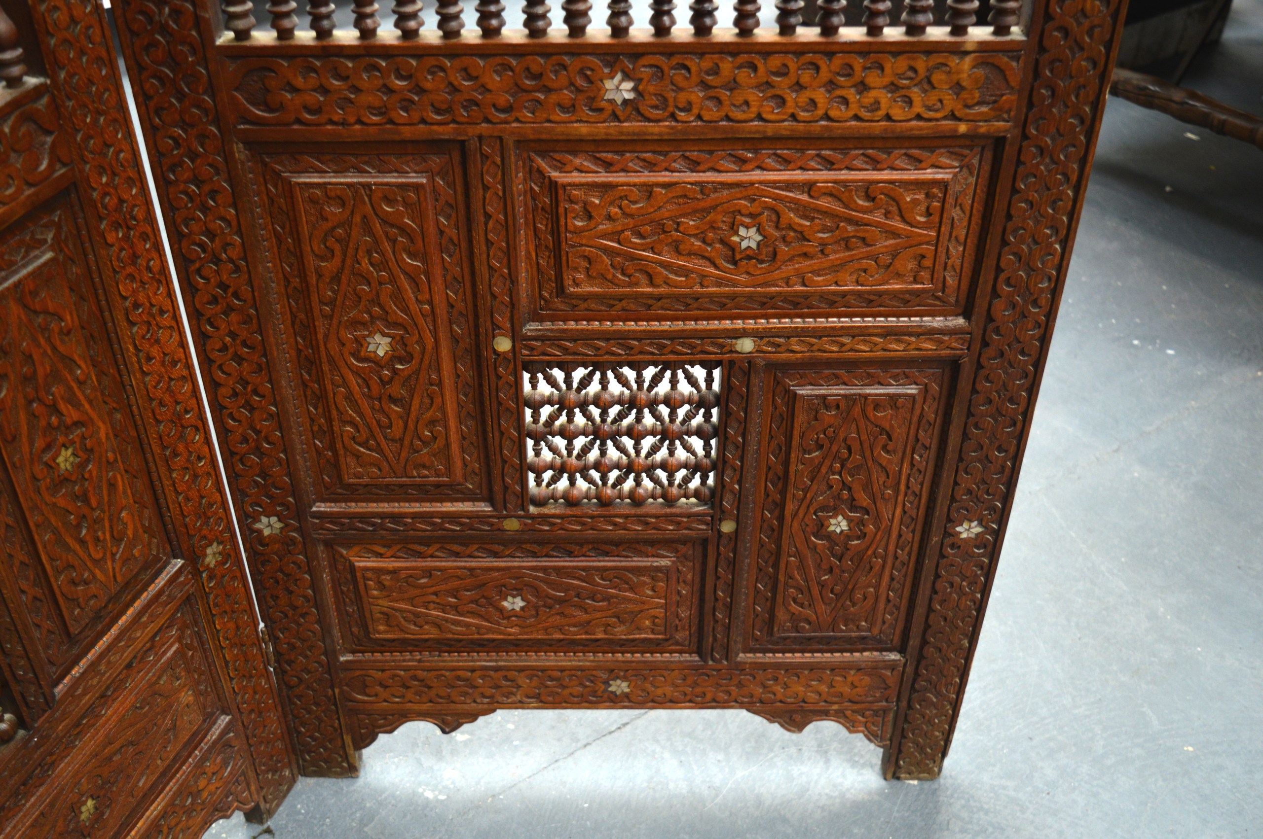 A VERY LARGE LIBERTY'S ISLAMIC INSPIRED WOODEN SCREEN decorated with calligraphy and mother of pearl - Image 4 of 4