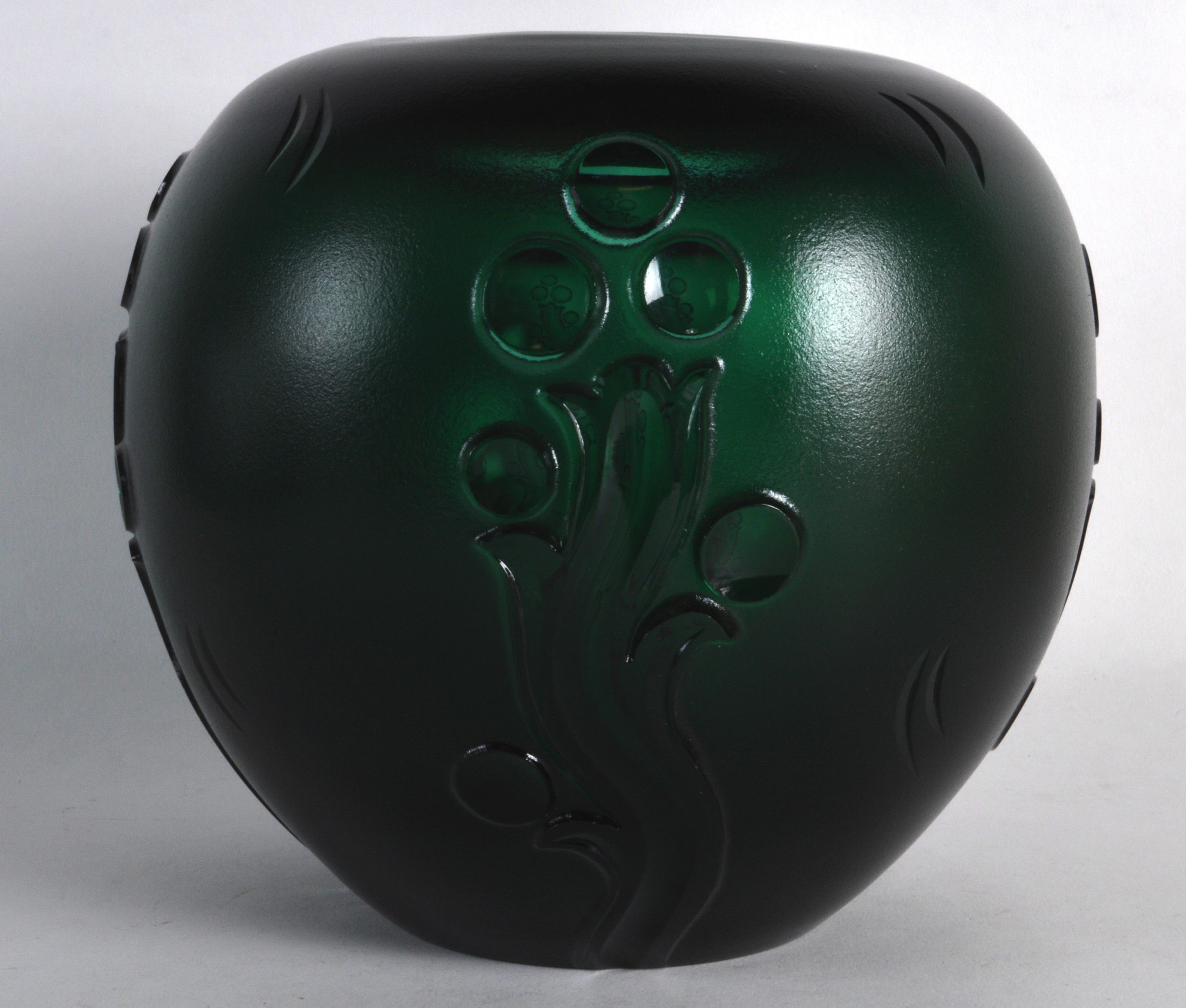 A LOVELY ART DECO GREEN GLASS BULBOUS VASE by Kosta C1935, decorated with stylised floral vines. 7.