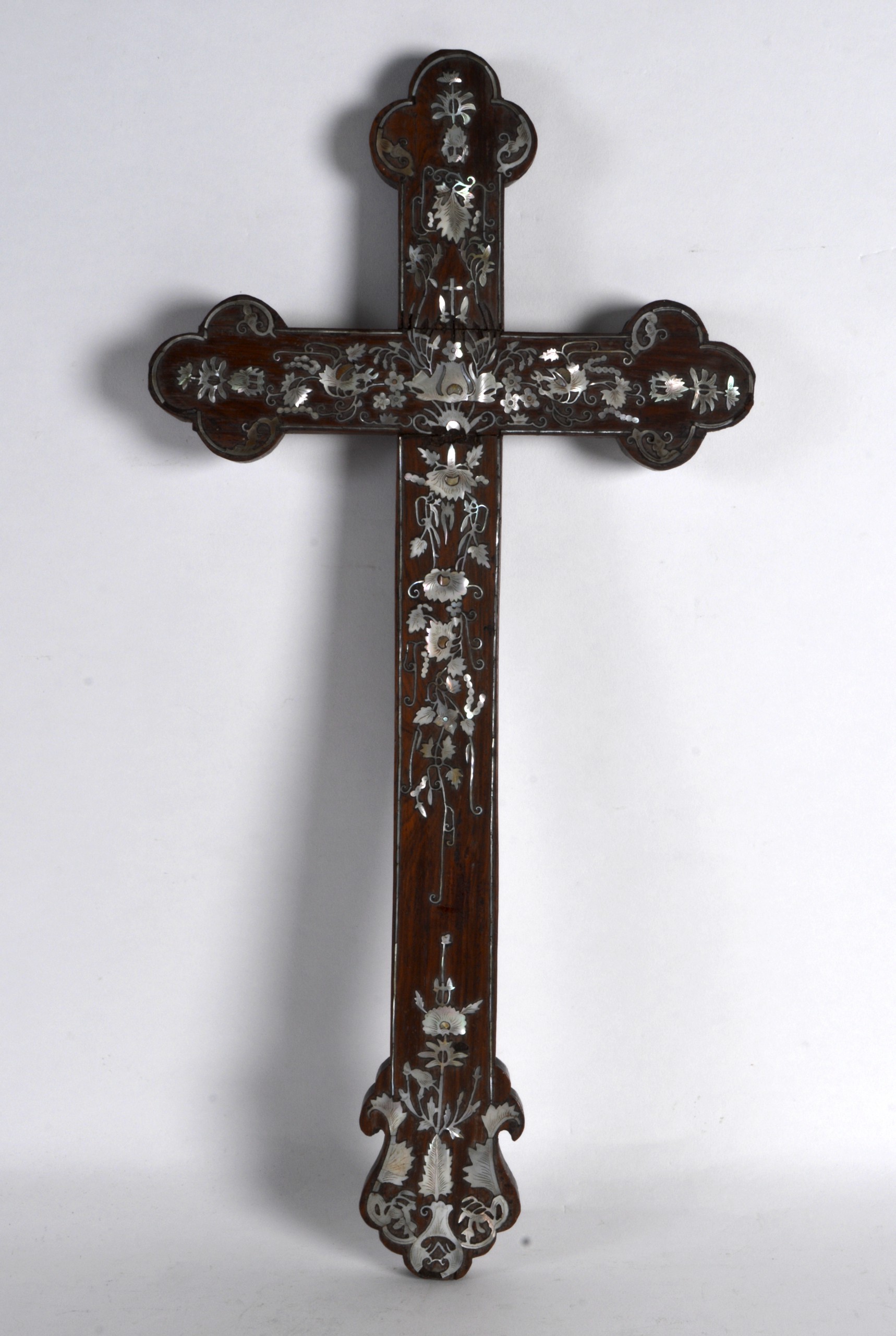 A LARGE MID 19TH CENTURY CHINESE HONGMU AND MOTHER OF PEARL CROSS decorated with extensive foliage