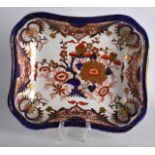 AN EARLY 19TH CENTURY DERBY IMARI PORCELAIN RECTANGULAR DISH painted with flowers and scrolling