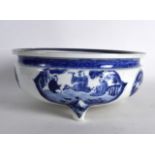 A 17TH/18TH CENTURY CHINESE BLUE AND WHITE CIRCULAR CENSER painted with figural panels, flanked by