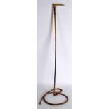 A LATE 19TH CENTURY CARVED RHINOCEROS HORN RIDING CROP with yellow metal ferrel. 74 grams. 2Ft