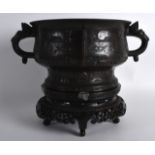 A LOVELY 18TH/19TH CENTURY CHINESE TWIN HANDLED BRONZE CENSER bearing Xuande marks to base, with