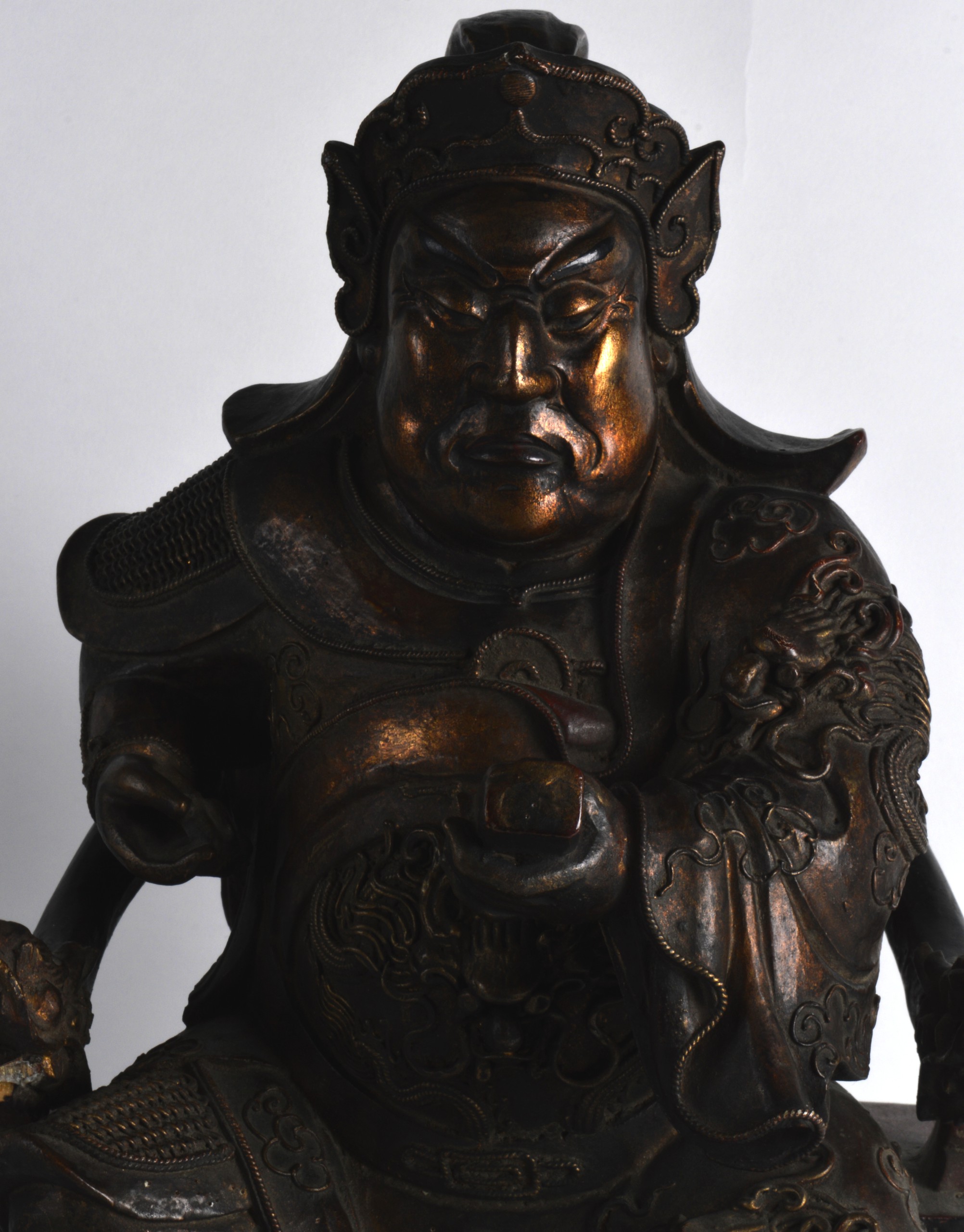 A FINE AND LARGE 19TH CENTURY CHINESE LACQUERED WOOD FIGURE OF A WARRIOR modelled in dragon - Image 3 of 3