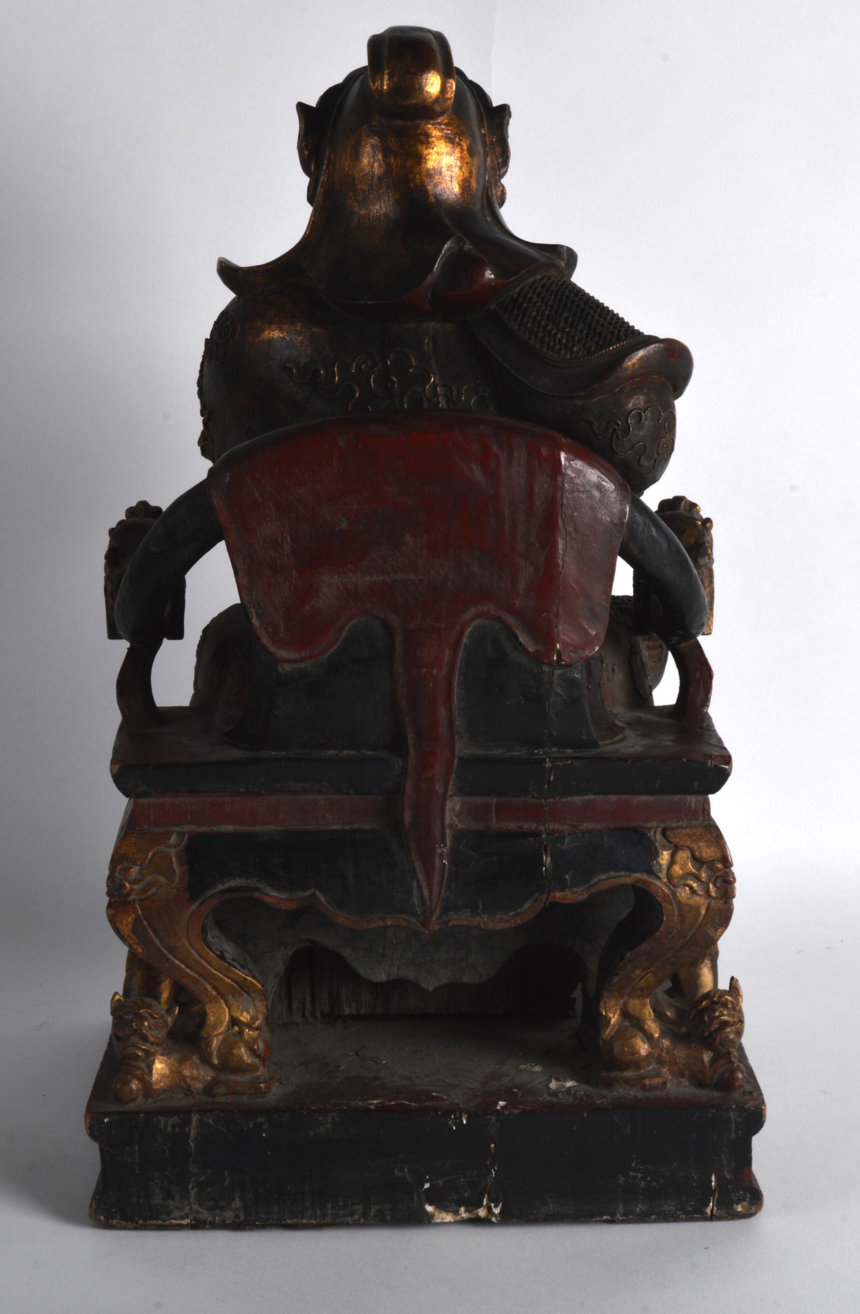 A FINE AND LARGE 19TH CENTURY CHINESE LACQUERED WOOD FIGURE OF A WARRIOR modelled in dragon - Image 2 of 3