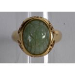 AN EARLY 20TH CENTURY 14CT YELLOW GOLD AND JADE RING. 5.2 grams.