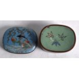 A SMALL EARLY 20TH CENTURY JAPANESE MEIJI PERIOD CLOISONNE ENAMEL BOX AND COVER decorated with