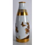 A FINE EARLY 20TH CENTURY JAPANESE MEIJI PERIOD KUTANI TYPE BOTTLE NECK VASE delicately painted with