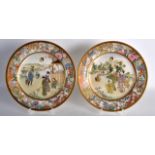 A FINE PAIR OF EARLY 20TH CENTURY JAPANESE MEIJI PERIOD SATSUMA PLATES by Kinkozan, painted with