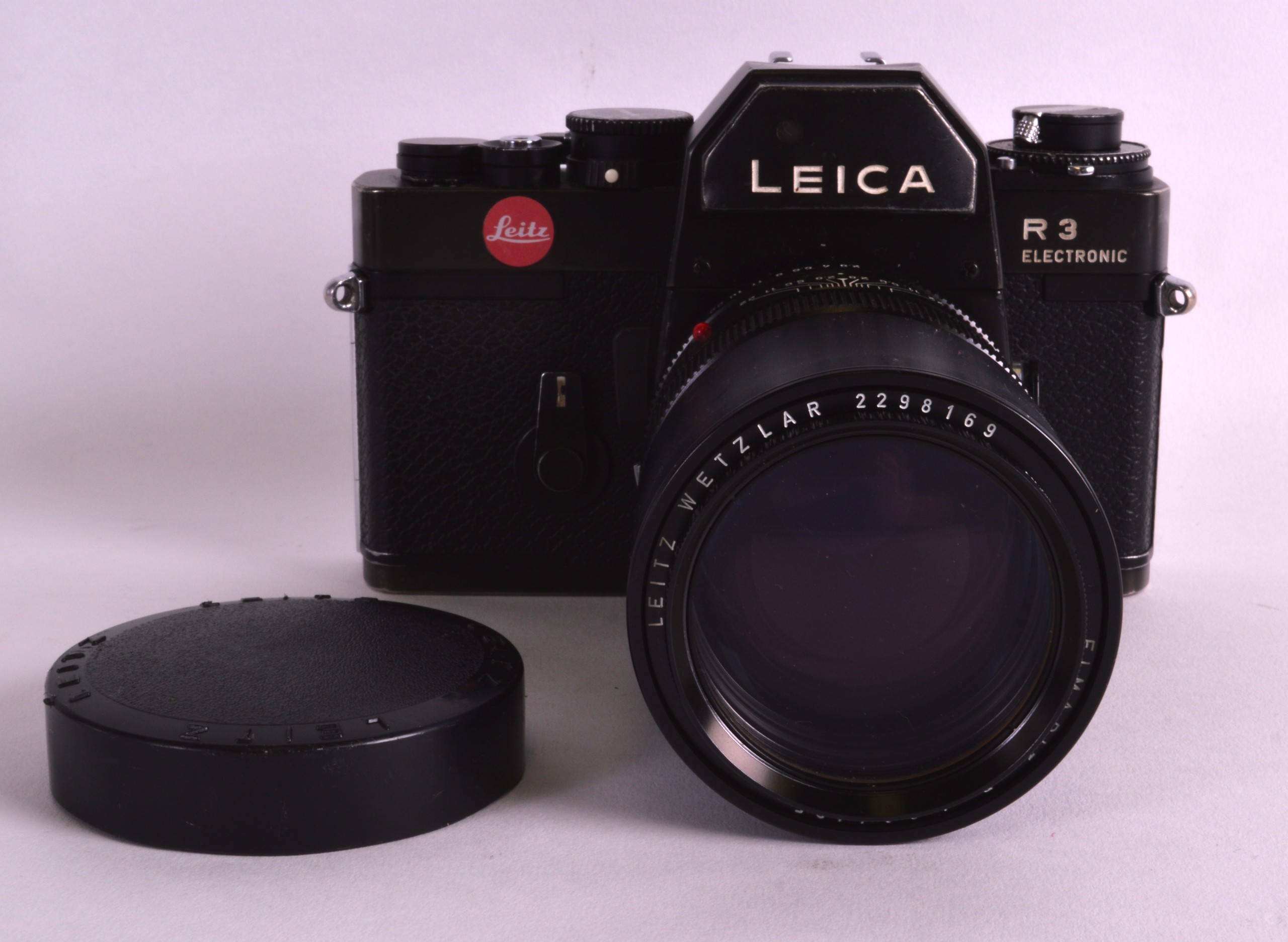 A LEICA LEITZ R3 ELECTRONIC CAMERA the lens stamped Elmarit-R 1:2.8/135, Leitz Wetzlar 2298169.