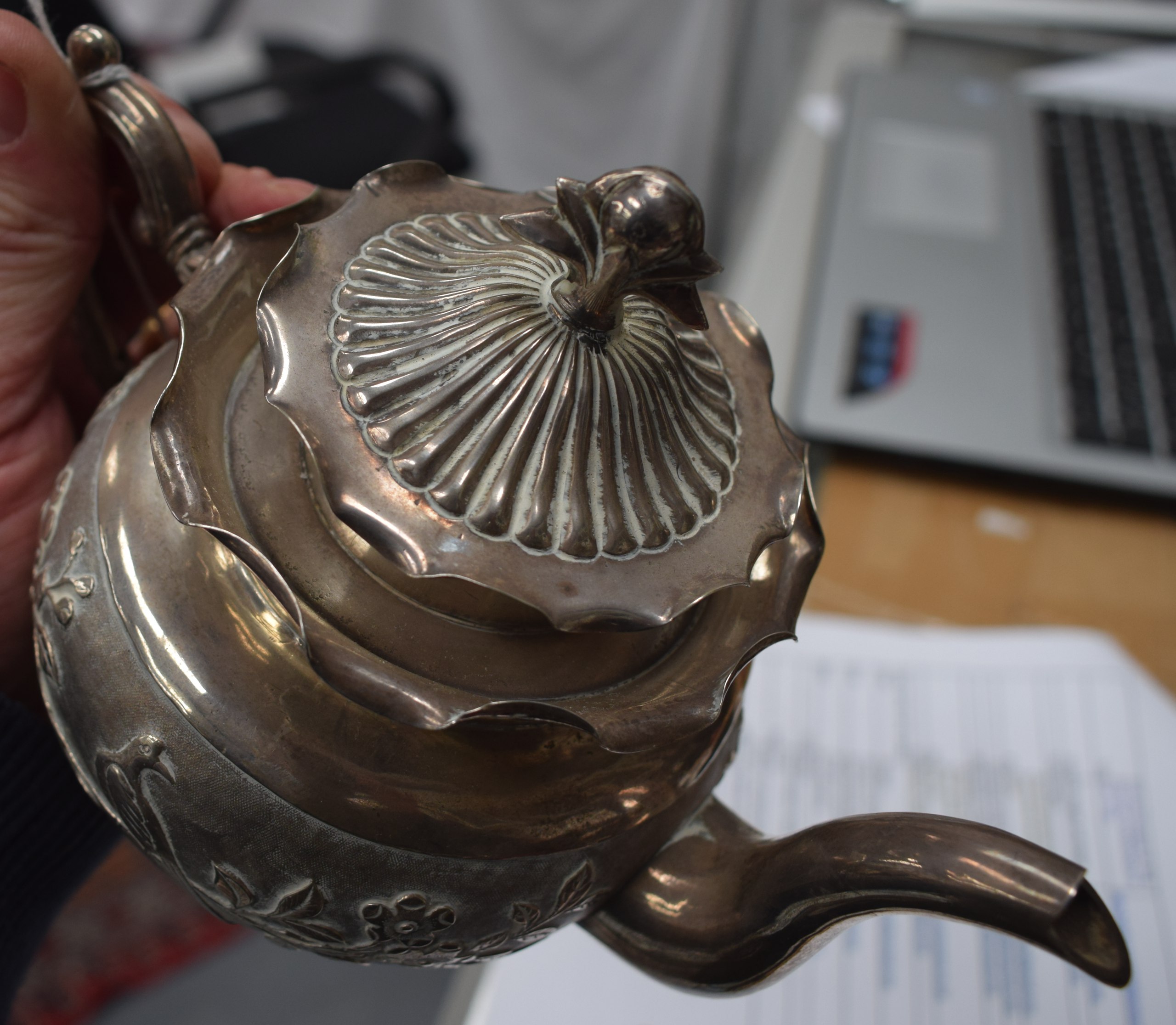 A LATE 19TH CENTURY CHINESE EXPORT SILVER TEAPOT AND COVER decorated with birds perched amongst - Image 4 of 5