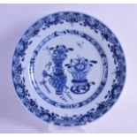 AN EARLY 18TH CENTURY CHINESE EXPORT BLUE AND WHITE PLATE Yongzheng, painted with urns and