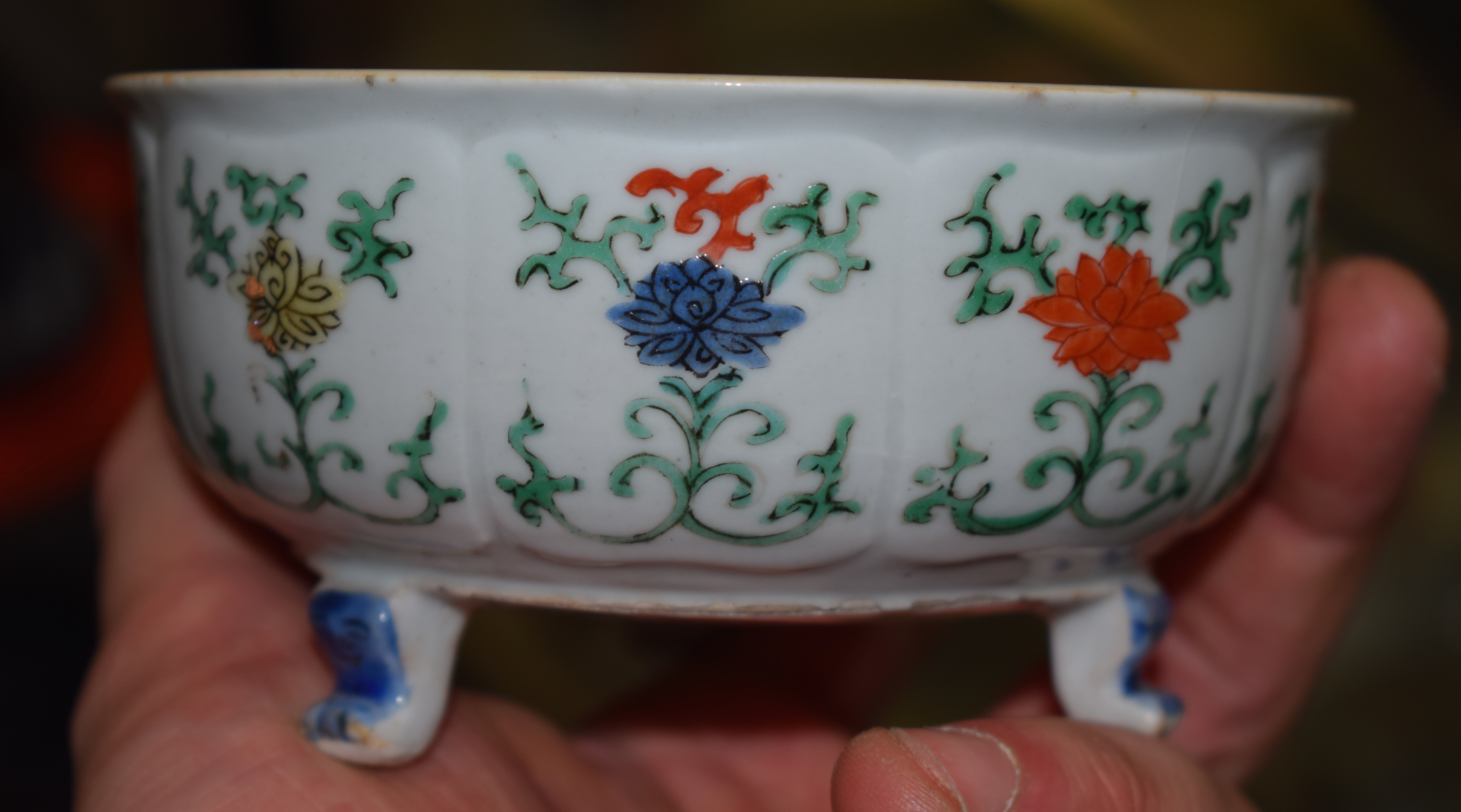 A VERY RARE 17TH CENTURY CHINESE WUCAI PORCELAIN BRUSH WASHER of circular form upon three delicate - Image 6 of 6