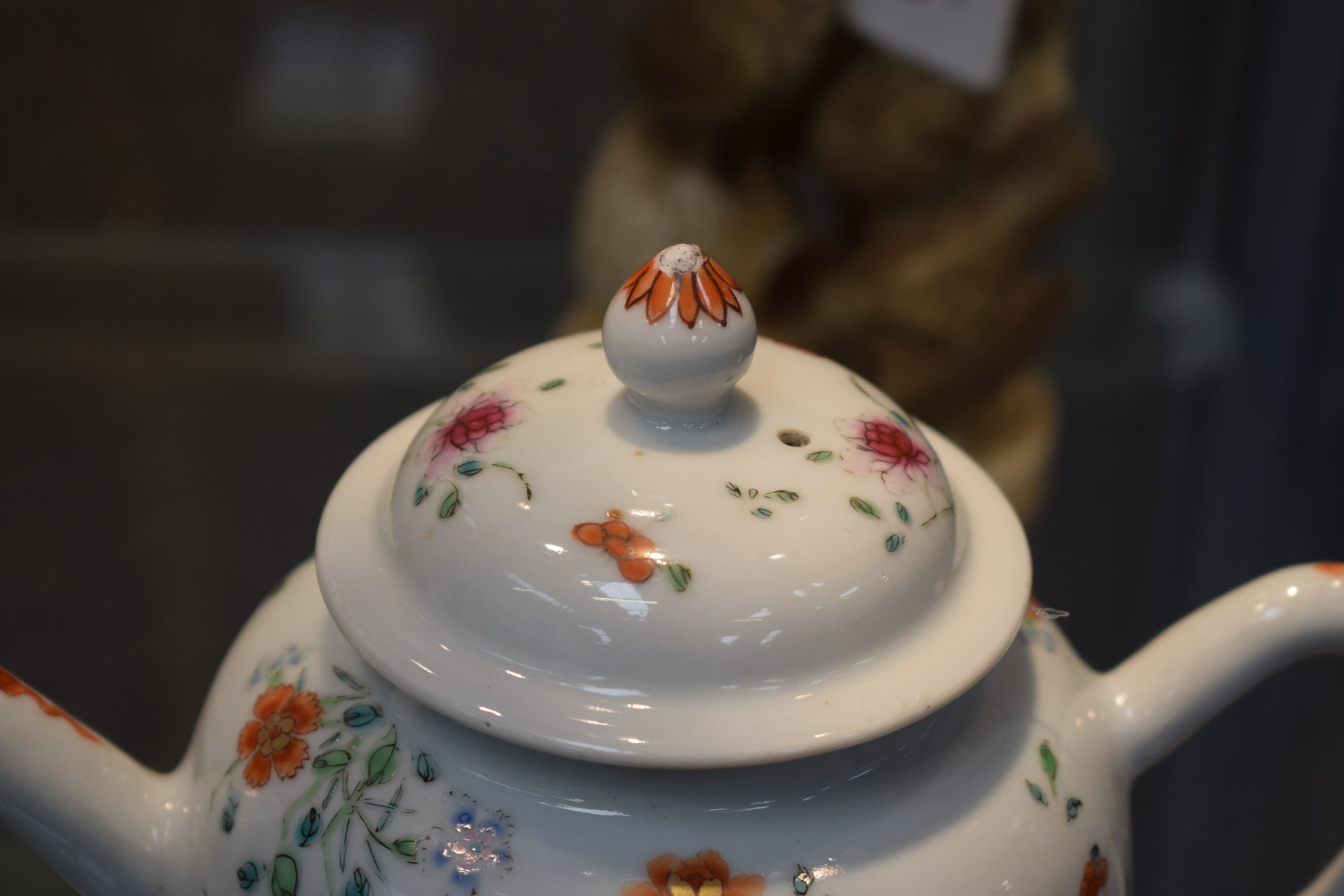 AN 18TH CENTURY CHINESE EXPORT PORCELAIN TEAPOT AND COVER ON STAND Qianlong, painted with two - Image 4 of 7