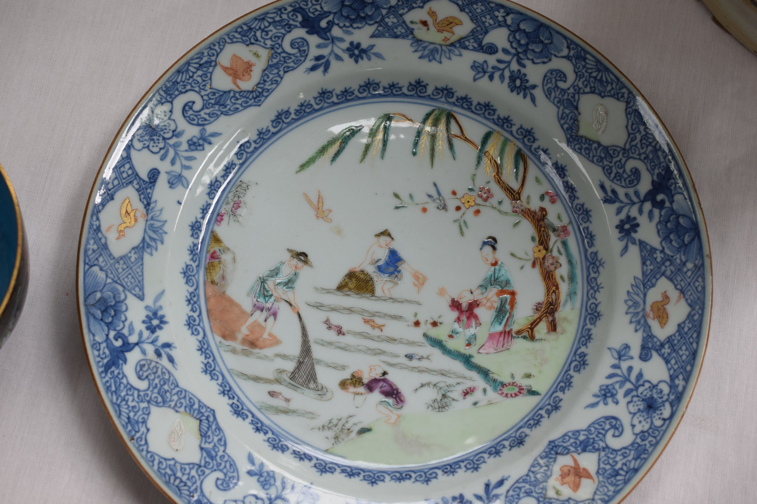 A SET OF FOUR 18TH CENTURY CHINESE EXPORT FAMILLE ROSE PLATES Qianlong, painted with figures fishing - Image 6 of 8