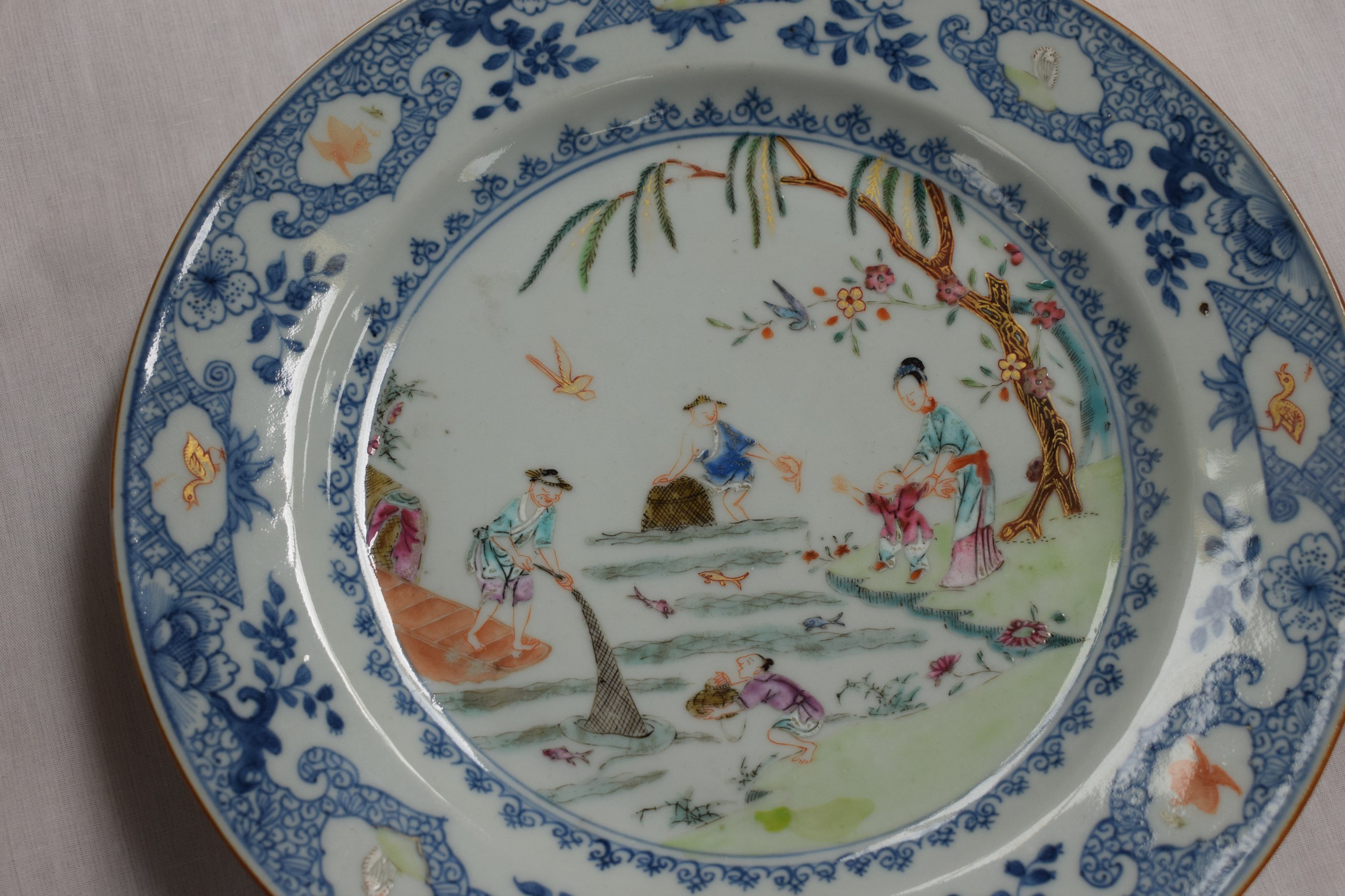 A SET OF FOUR 18TH CENTURY CHINESE EXPORT FAMILLE ROSE PLATES Qianlong, painted with figures fishing - Image 7 of 8