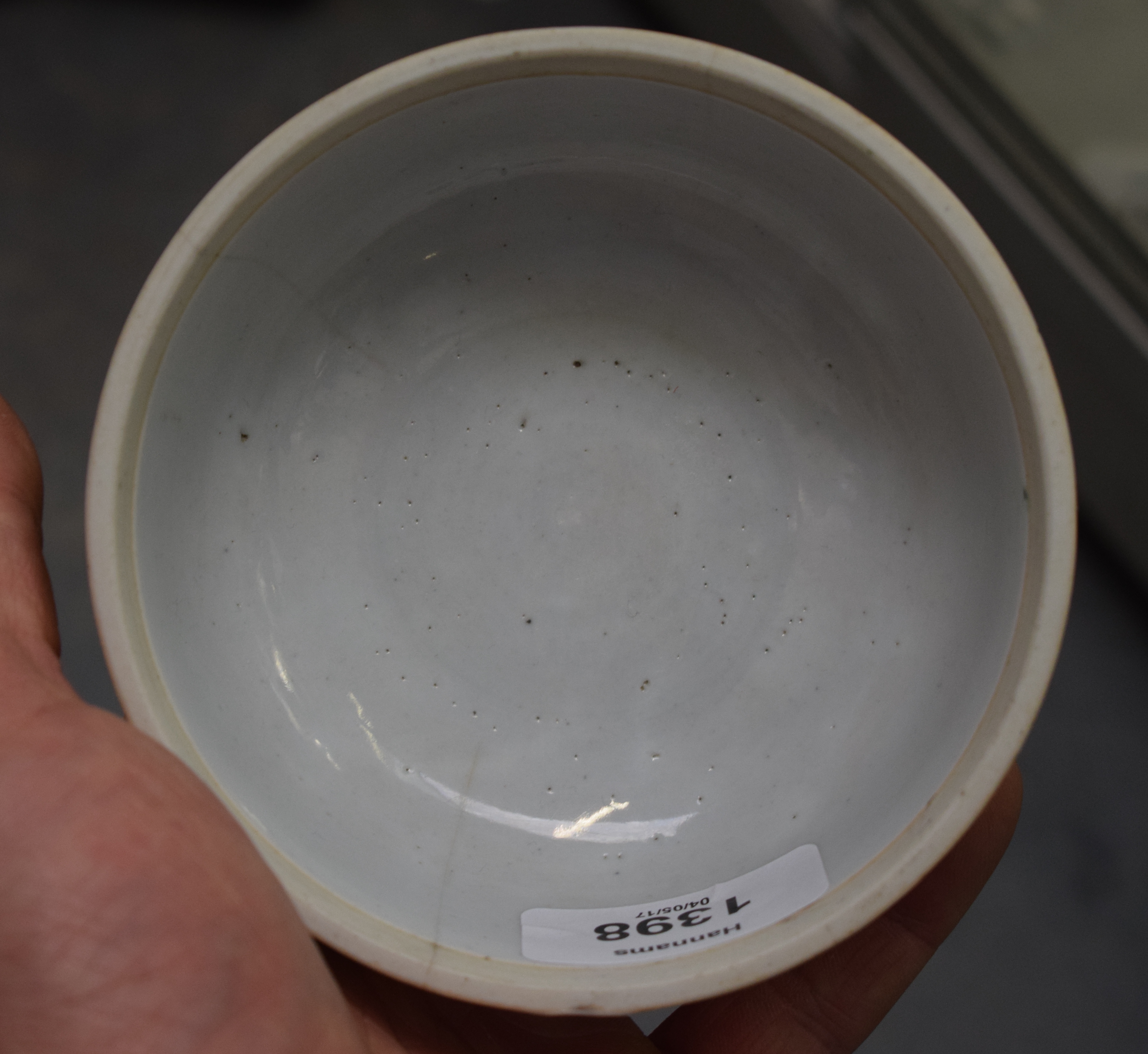 A VERY RARE 17TH CENTURY CHINESE WUCAI PORCELAIN BRUSH WASHER of circular form upon three delicate - Image 5 of 6