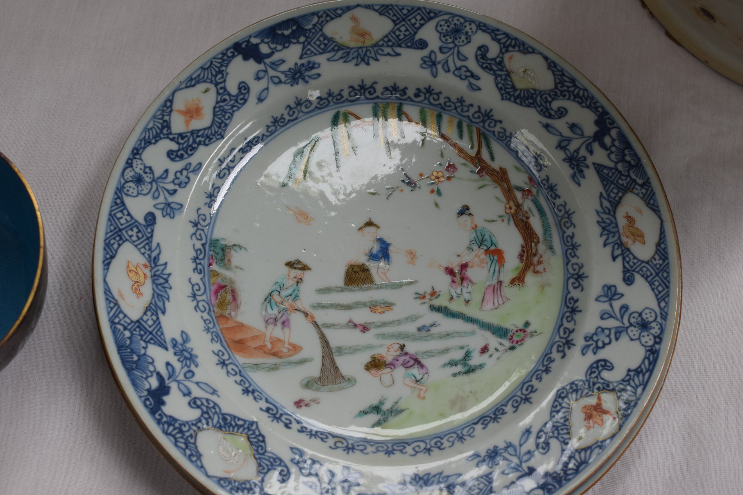 A SET OF FOUR 18TH CENTURY CHINESE EXPORT FAMILLE ROSE PLATES Qianlong, painted with figures fishing - Image 3 of 8