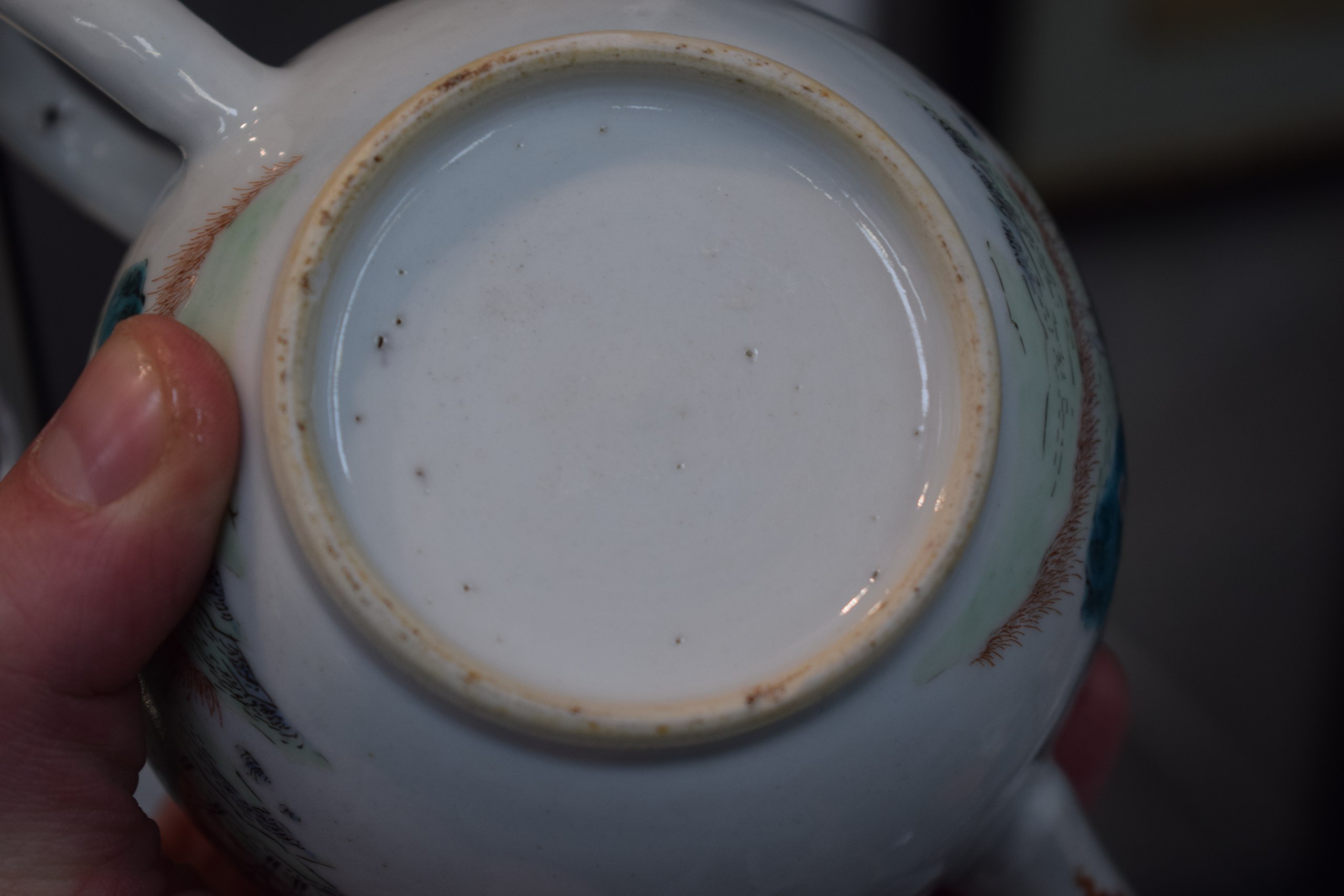 AN 18TH CENTURY CHINESE EXPORT PORCELAIN TEAPOT AND COVER ON STAND Qianlong, painted with two - Image 5 of 7