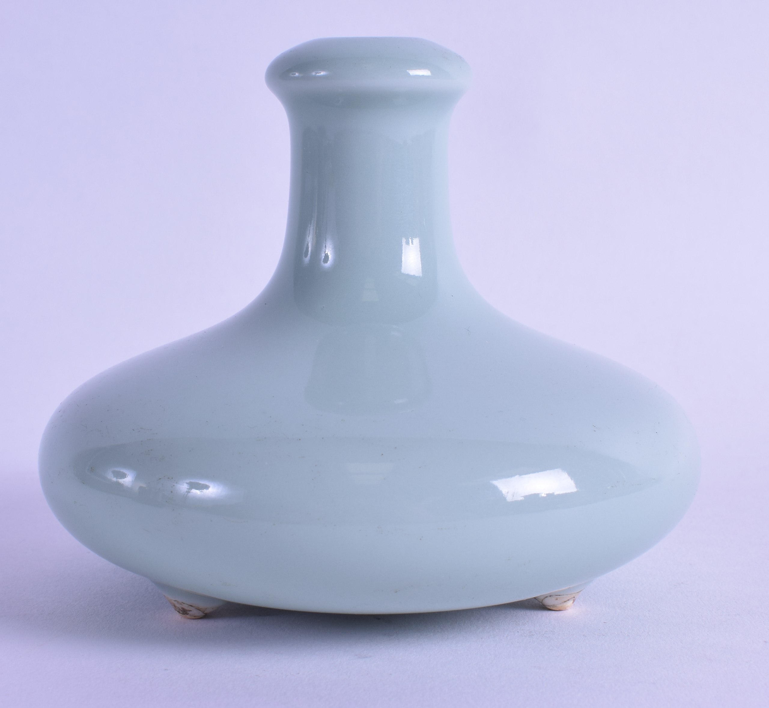 A SMALL CHINESE CELADON PORCELAIN INCENSE BURNER bearing Yongzheng marks to base. 9 cm high. - Image 2 of 3