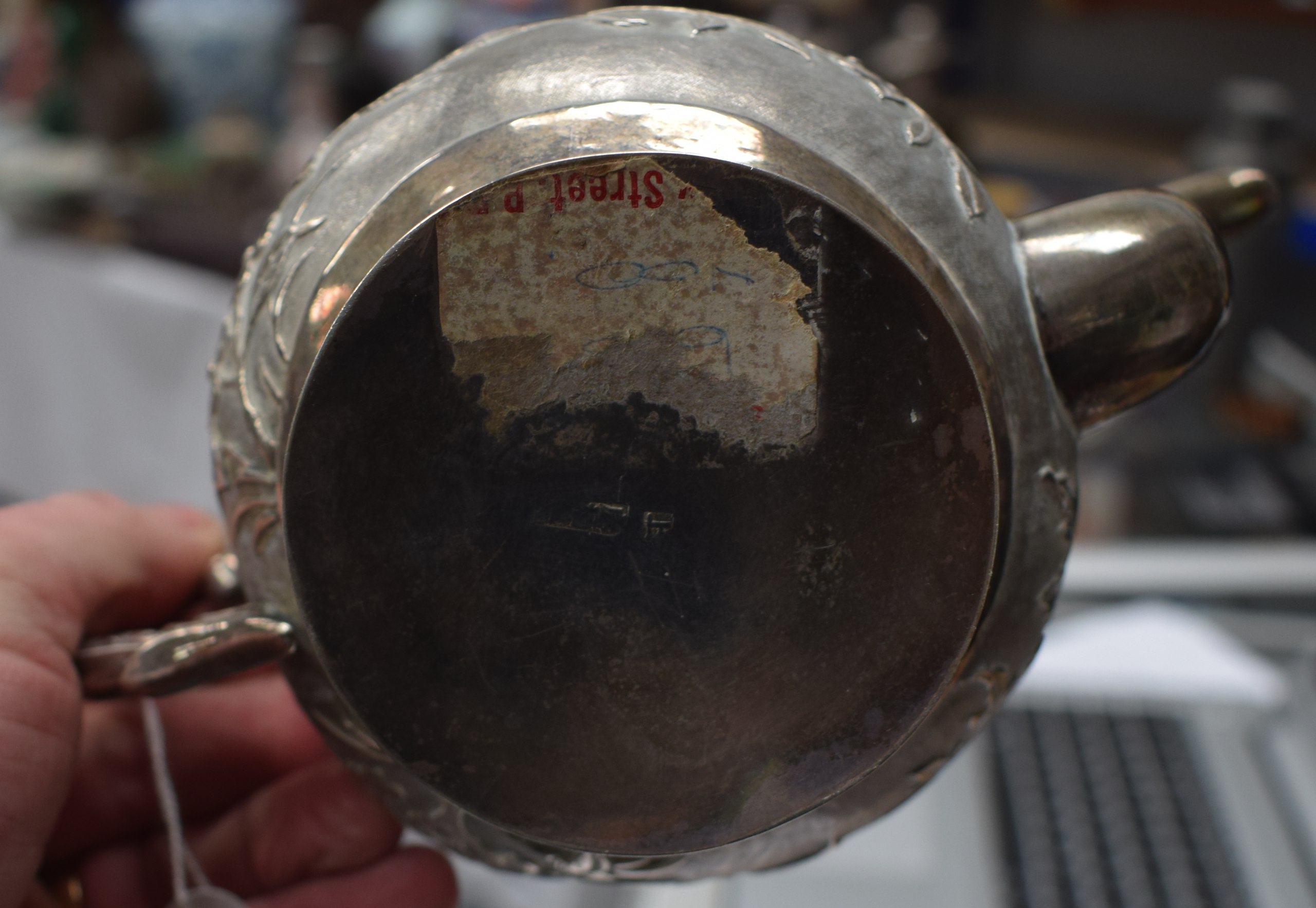 A LATE 19TH CENTURY CHINESE EXPORT SILVER TEAPOT AND COVER decorated with birds perched amongst - Image 3 of 5