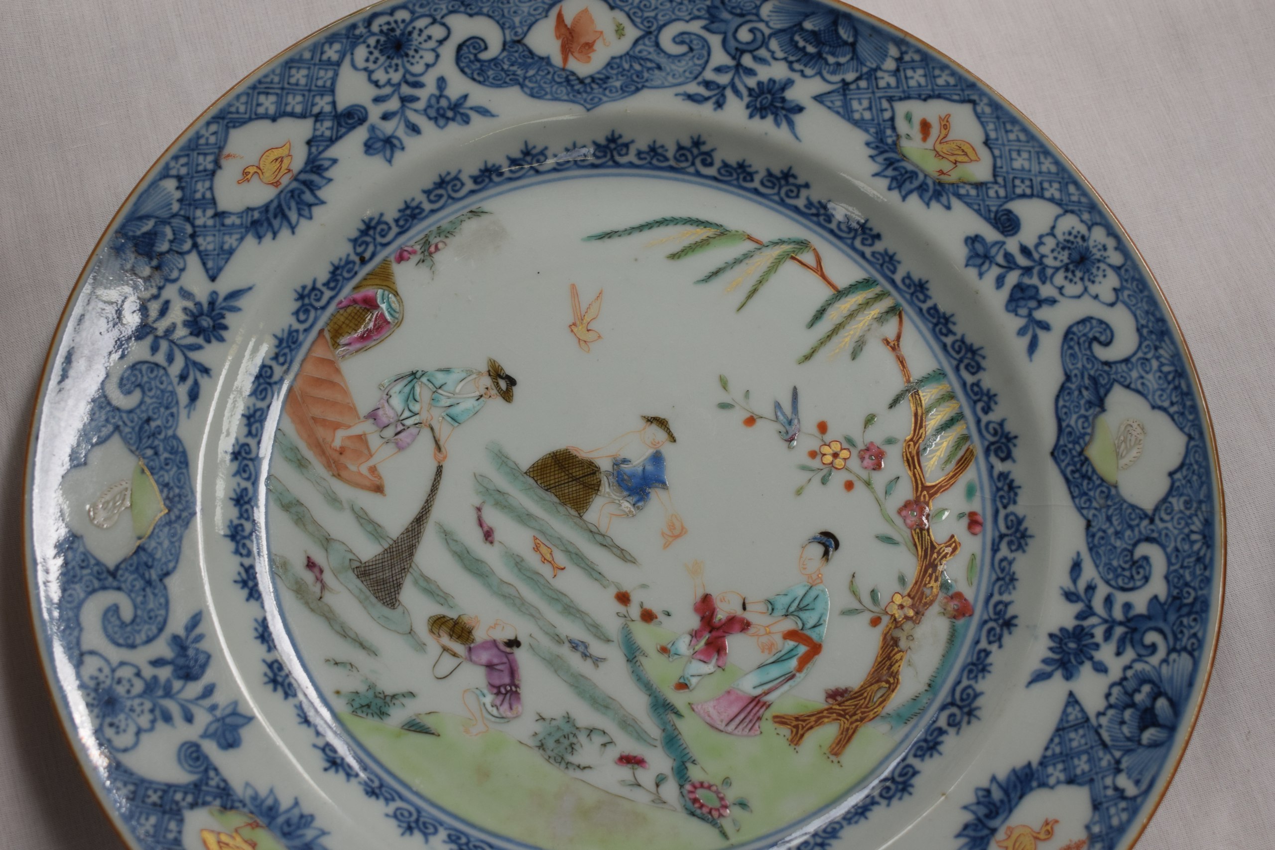 A SET OF FOUR 18TH CENTURY CHINESE EXPORT FAMILLE ROSE PLATES Qianlong, painted with figures fishing - Image 8 of 8