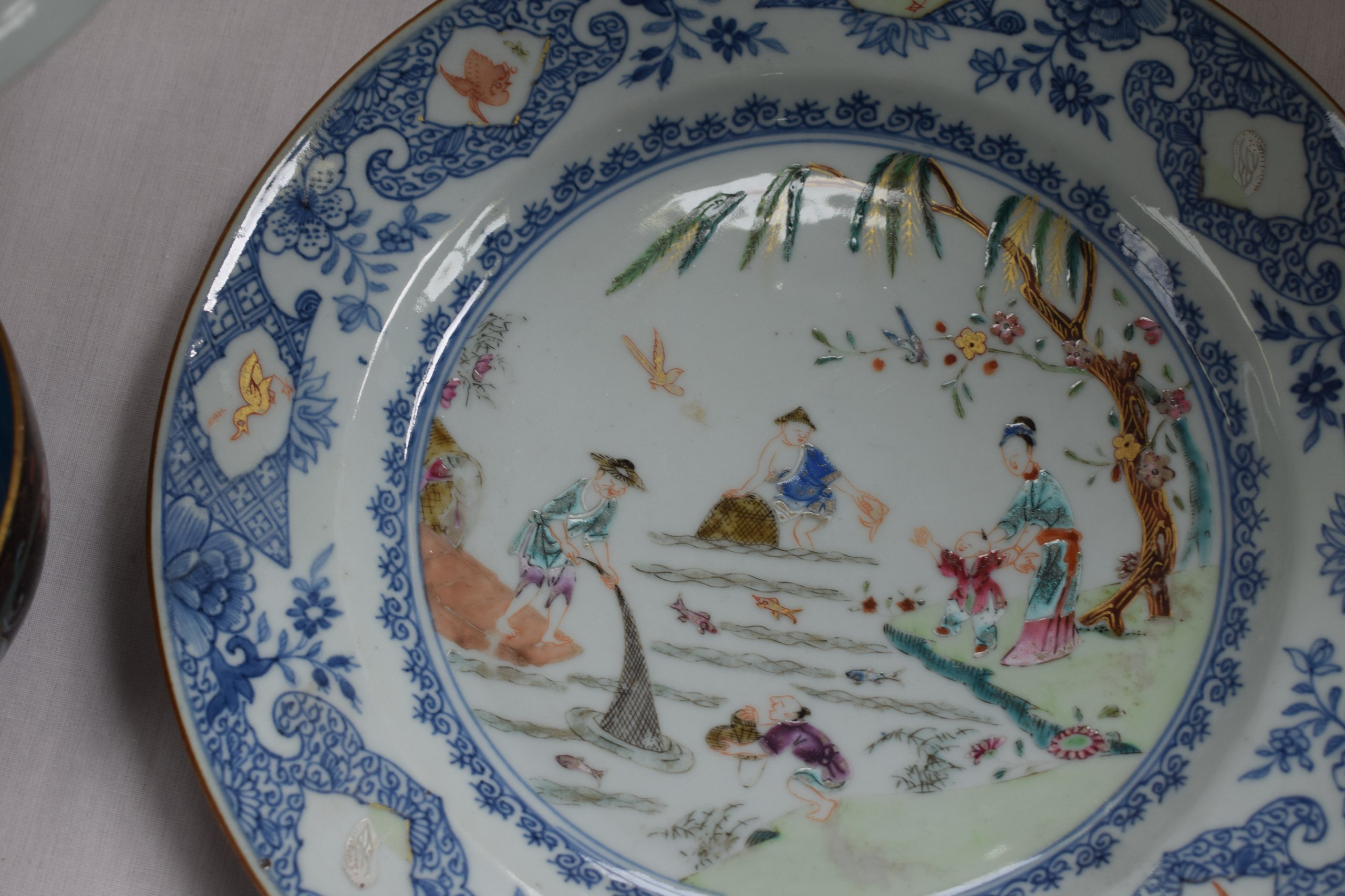 A SET OF FOUR 18TH CENTURY CHINESE EXPORT FAMILLE ROSE PLATES Qianlong, painted with figures fishing - Image 4 of 8