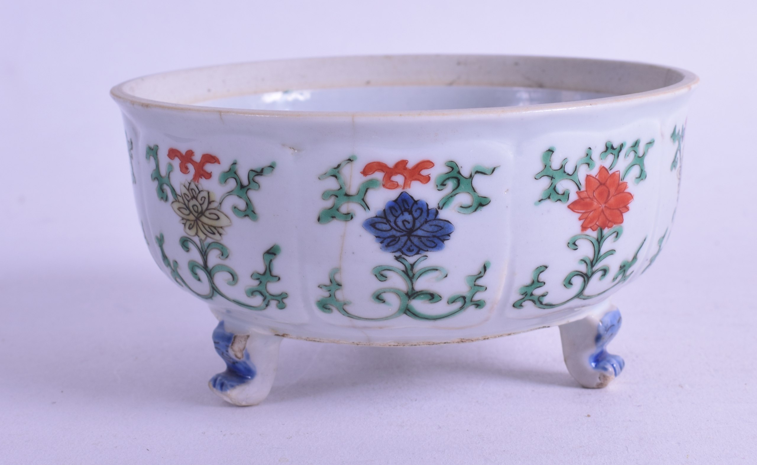 A VERY RARE 17TH CENTURY CHINESE WUCAI PORCELAIN BRUSH WASHER of circular form upon three delicate - Image 2 of 6