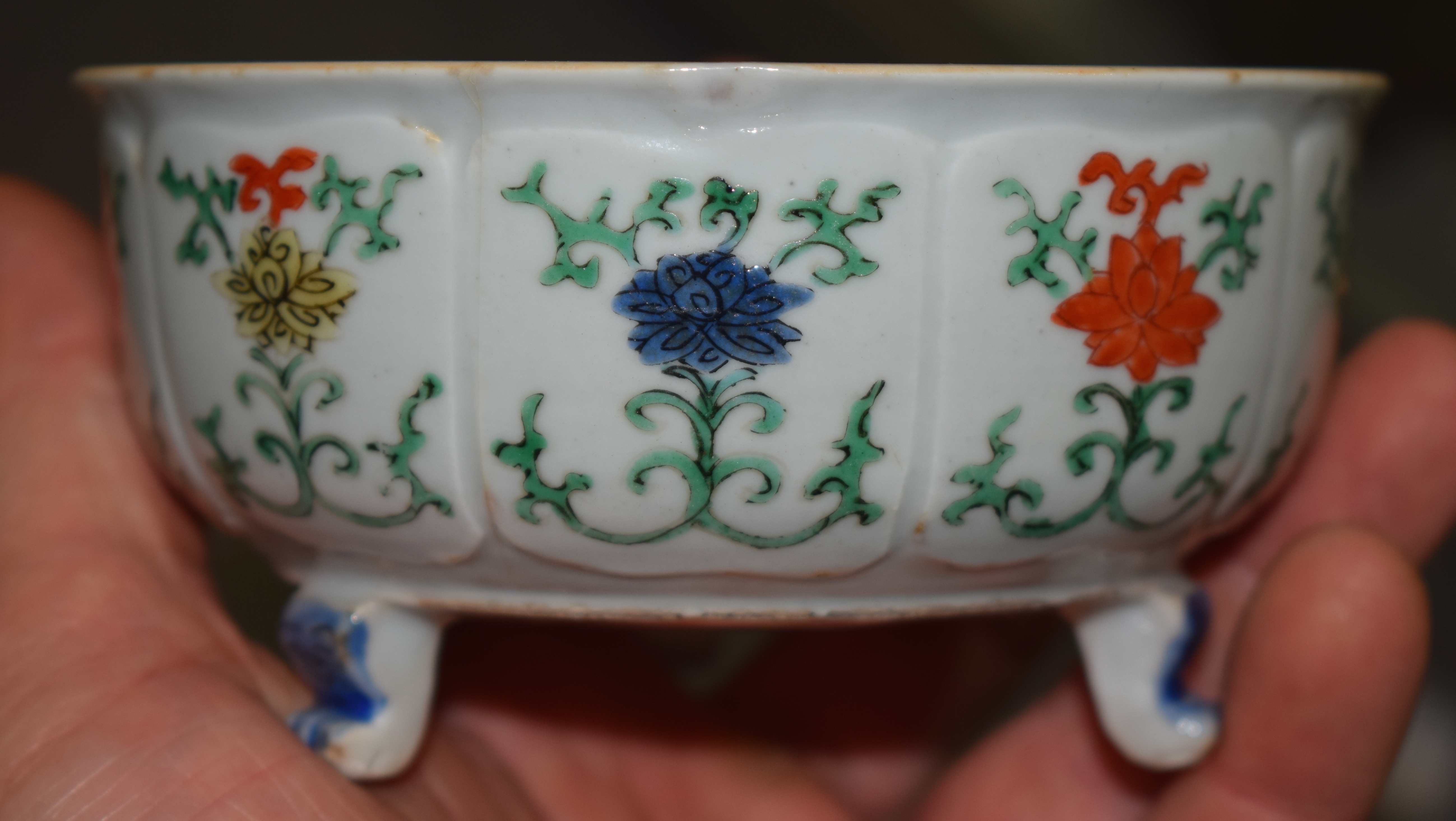 A VERY RARE 17TH CENTURY CHINESE WUCAI PORCELAIN BRUSH WASHER of circular form upon three delicate - Image 4 of 6