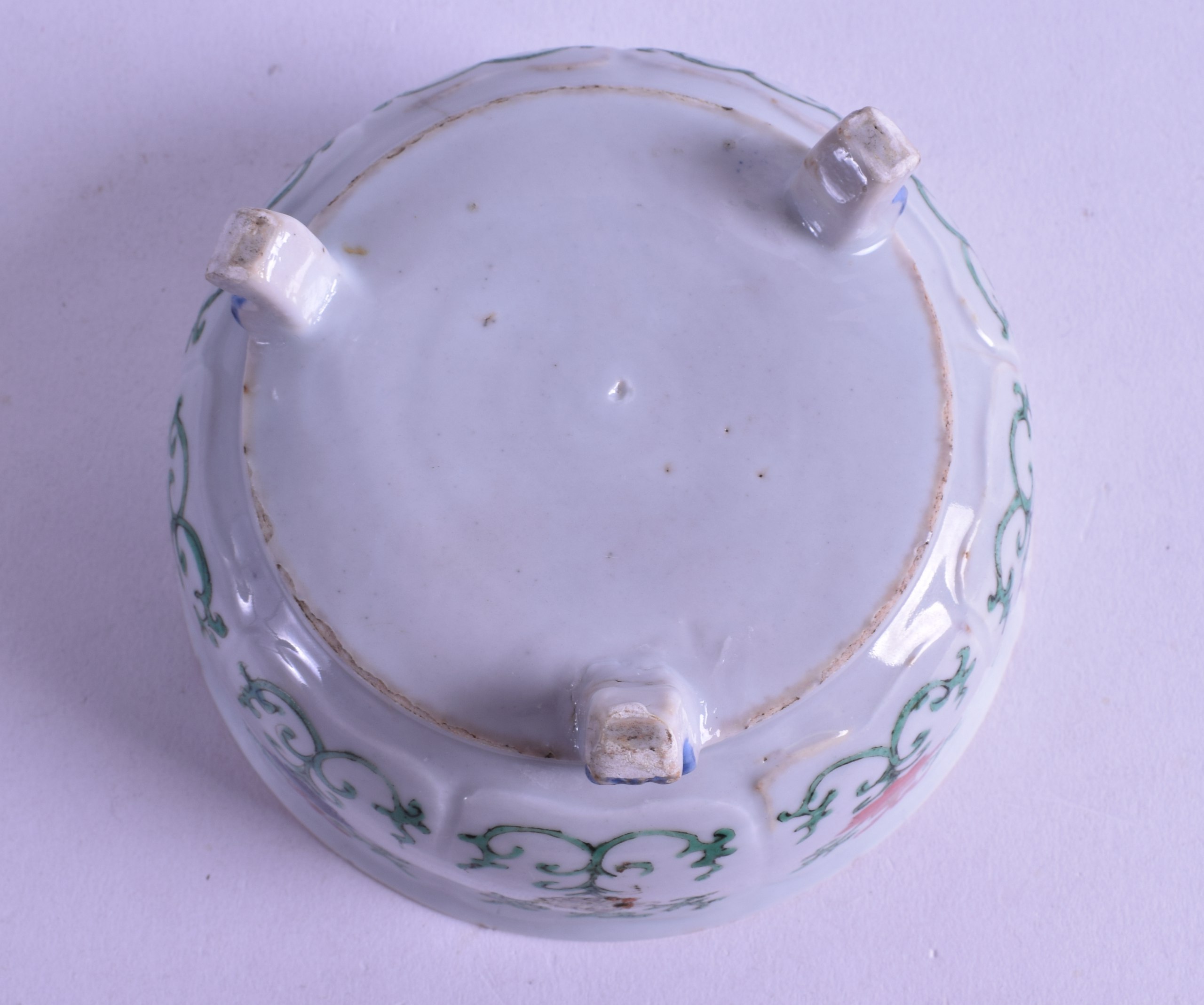 A VERY RARE 17TH CENTURY CHINESE WUCAI PORCELAIN BRUSH WASHER of circular form upon three delicate - Image 3 of 6