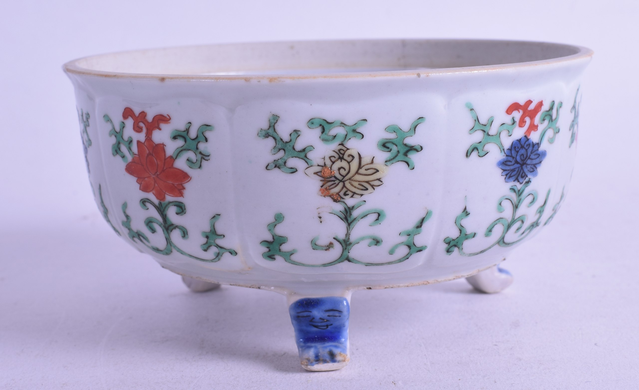 A VERY RARE 17TH CENTURY CHINESE WUCAI PORCELAIN BRUSH WASHER of circular form upon three delicate